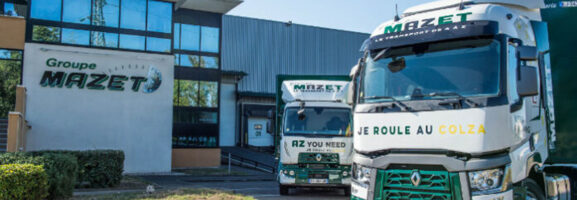 Deux camions du Groupe Mazet affichant la mention 