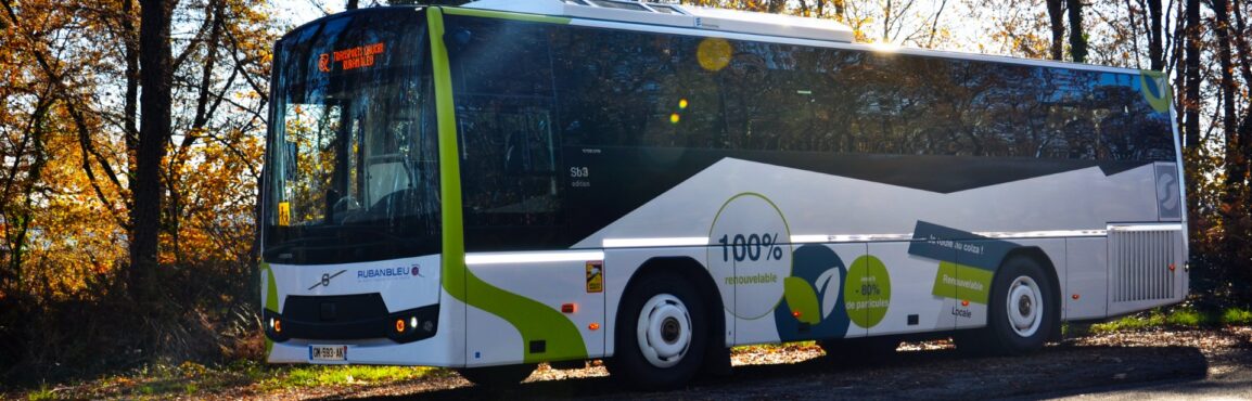 Bus Ruban Bleu roulant au biocarburant B100 Oleo100 en milieu naturel