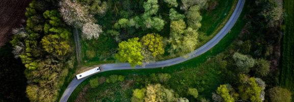 Bus roulant en pleine nature avec biocarburant B100 pour transport durable