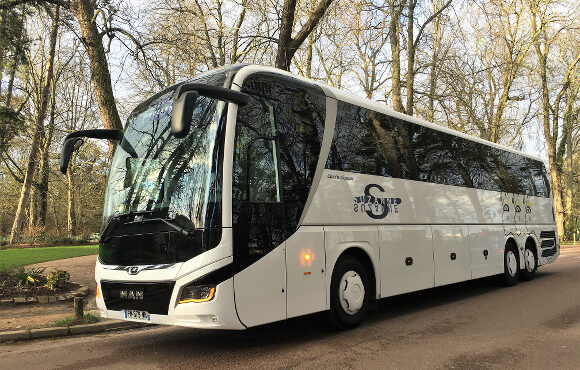 Car blanc avec logo Autocars Suzanne